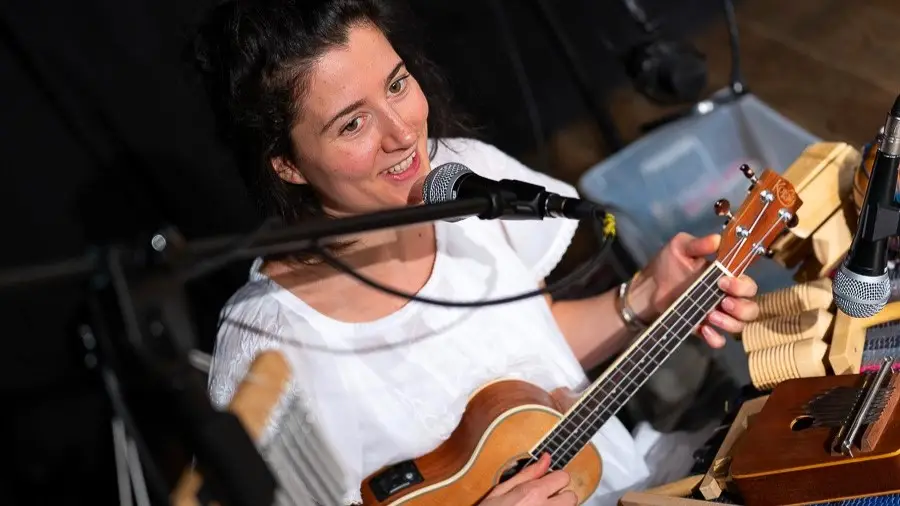 Laura Lotti achter de instrumenten