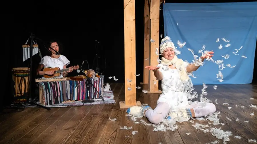 Het sneeuwt in het kindertheater, begeleid met live muziek
