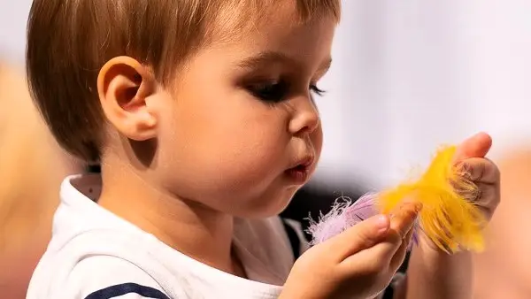 Kinderen en volwassenen kunnen na de voorstelling op het toneel komen spelen met het decor