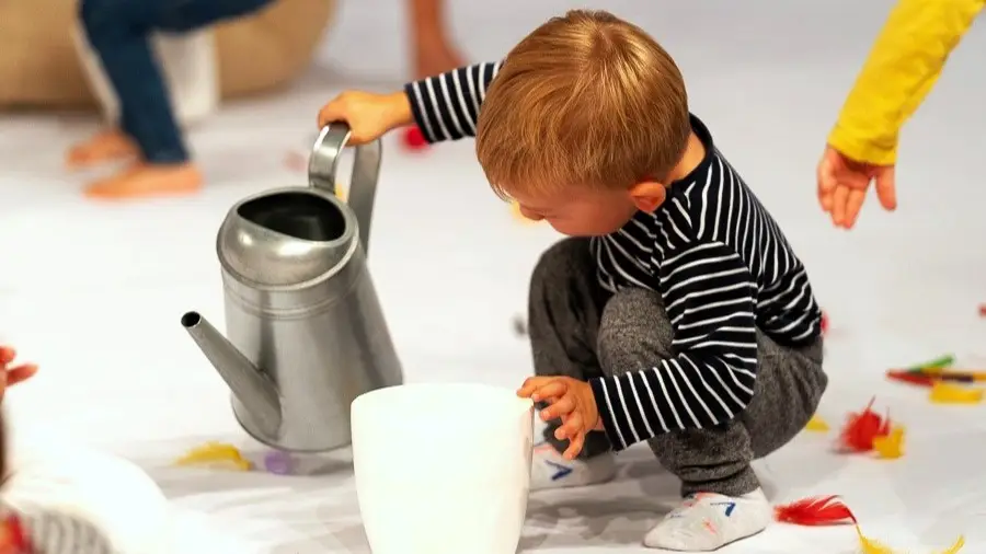 Kinderen kunnen na de voorstelling op het toneel komen spelen met het decor