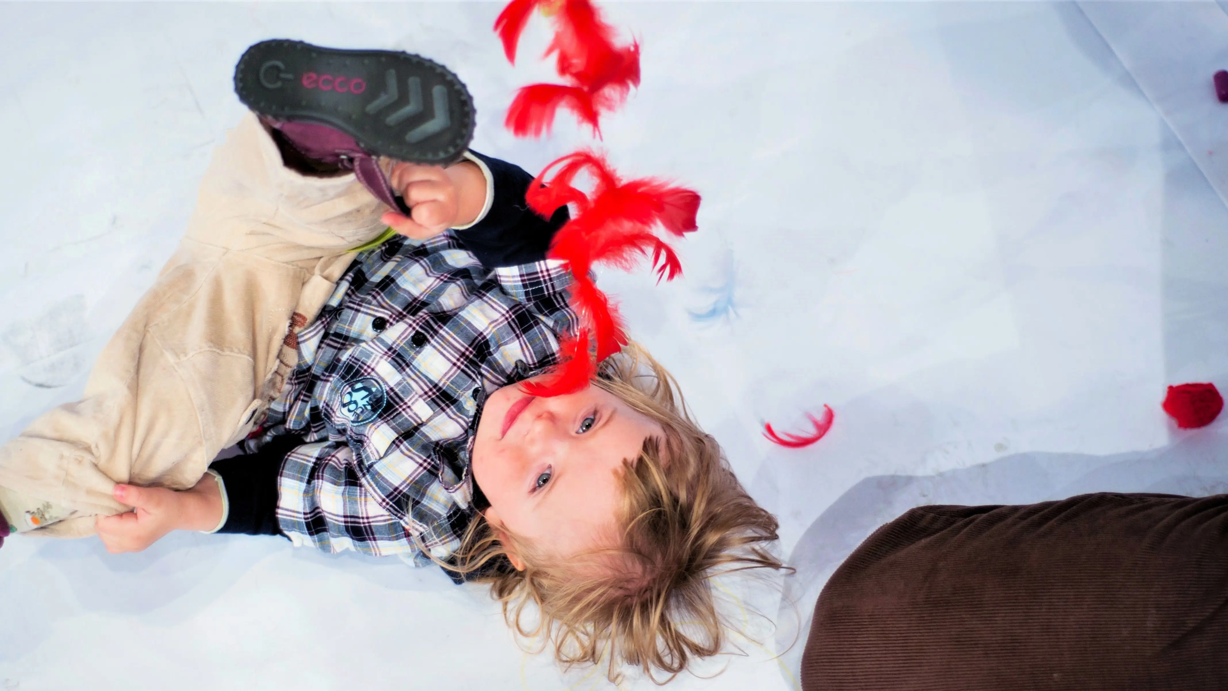 Kinderen en volwassenen kunnen na de voorstelling op het toneel komen spelen met het decor