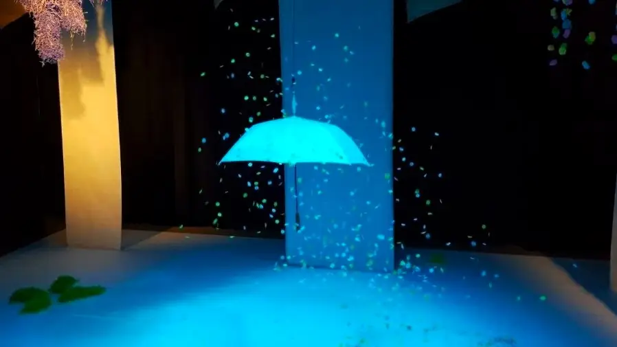 Papieren confetti-regen valt om een paraplu