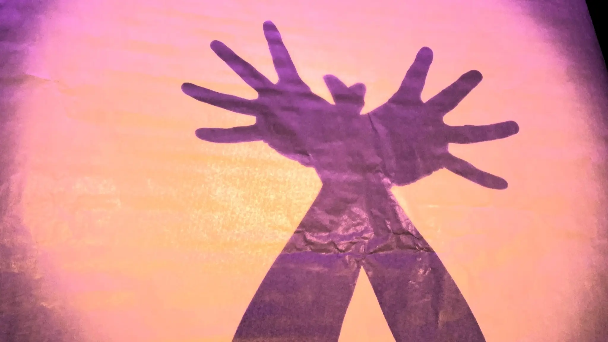 Wat voor dans maken deze handen op de maan?