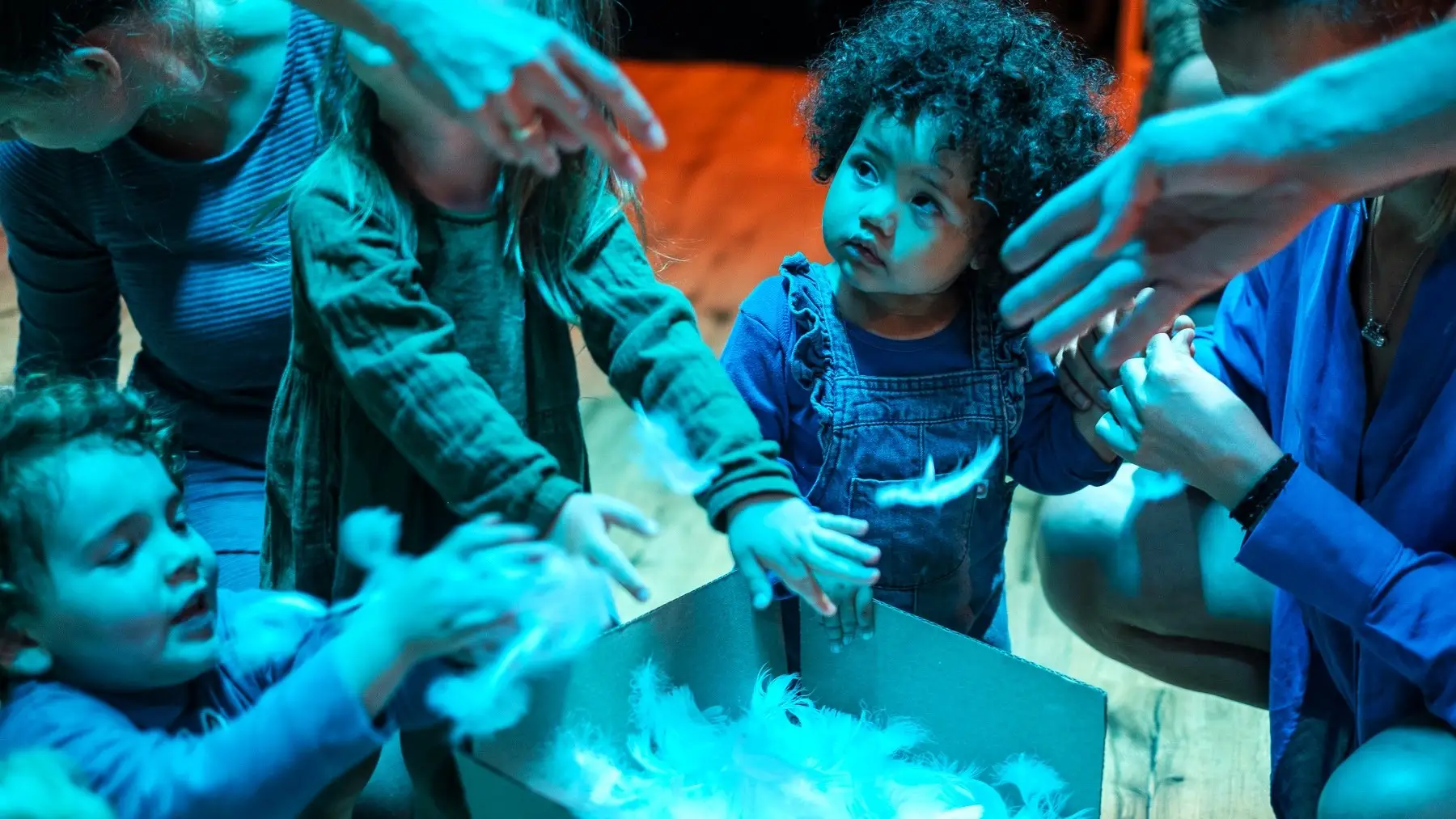 Sneeuw veertjes in de kindervoorstelling