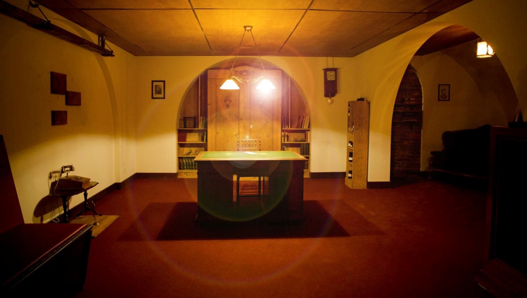 The Architect: Ontcijfer geheimen, verscholen in het vergeten kantoor van H.P. Berlage in The Architect escape room in Amsterdam. 60 minuten vol raadsel en mysteries wachten op jullie!