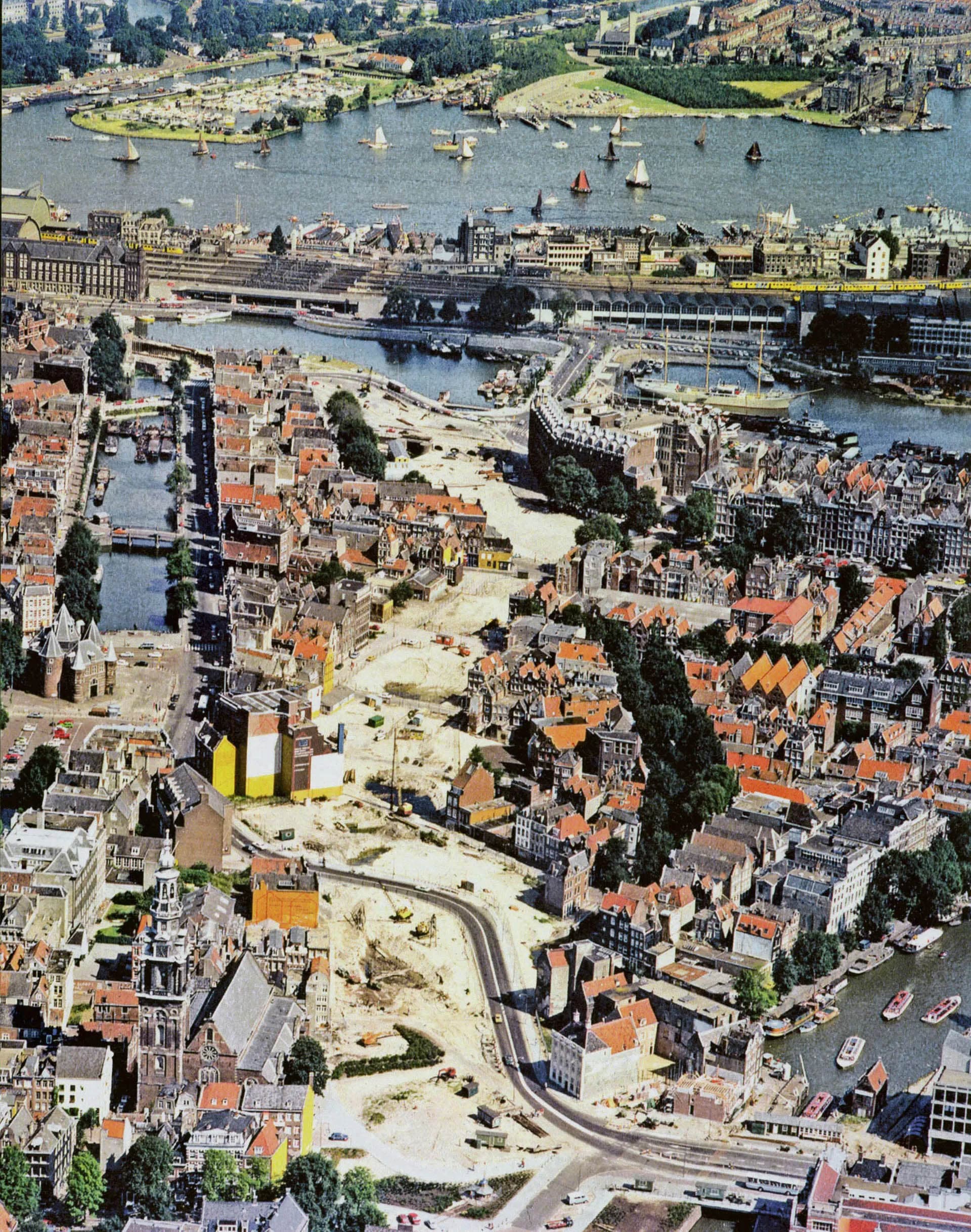 Spoor van vernieling door de Nieuwmarktbuurt: tracé van de vierbaans-autoweg en van de Oostlijn van de metro, luchtfoto van de gemeente Amsterdam uit 1977, Foto van G. Jaeger, Collectie Nieuwe Instituut/ BOSC, f69