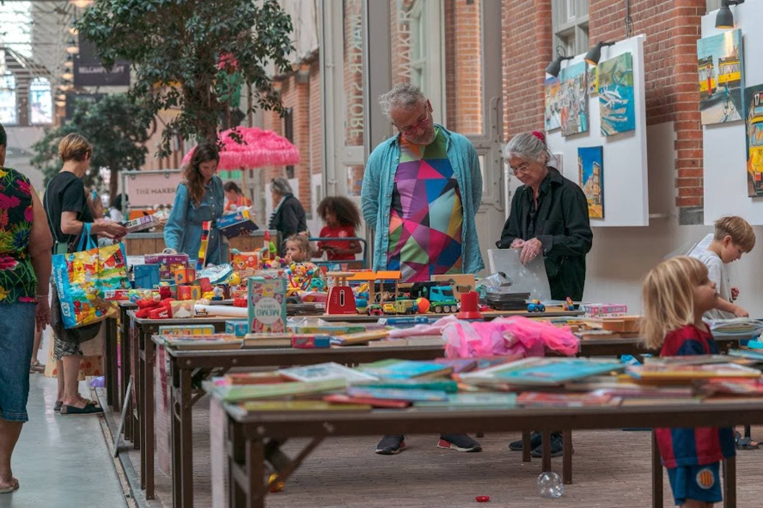 Bezoekers (ouderen en kinderen) van de markt