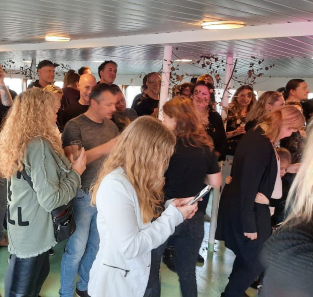 Dansen op live muziek op schip Stortemelk