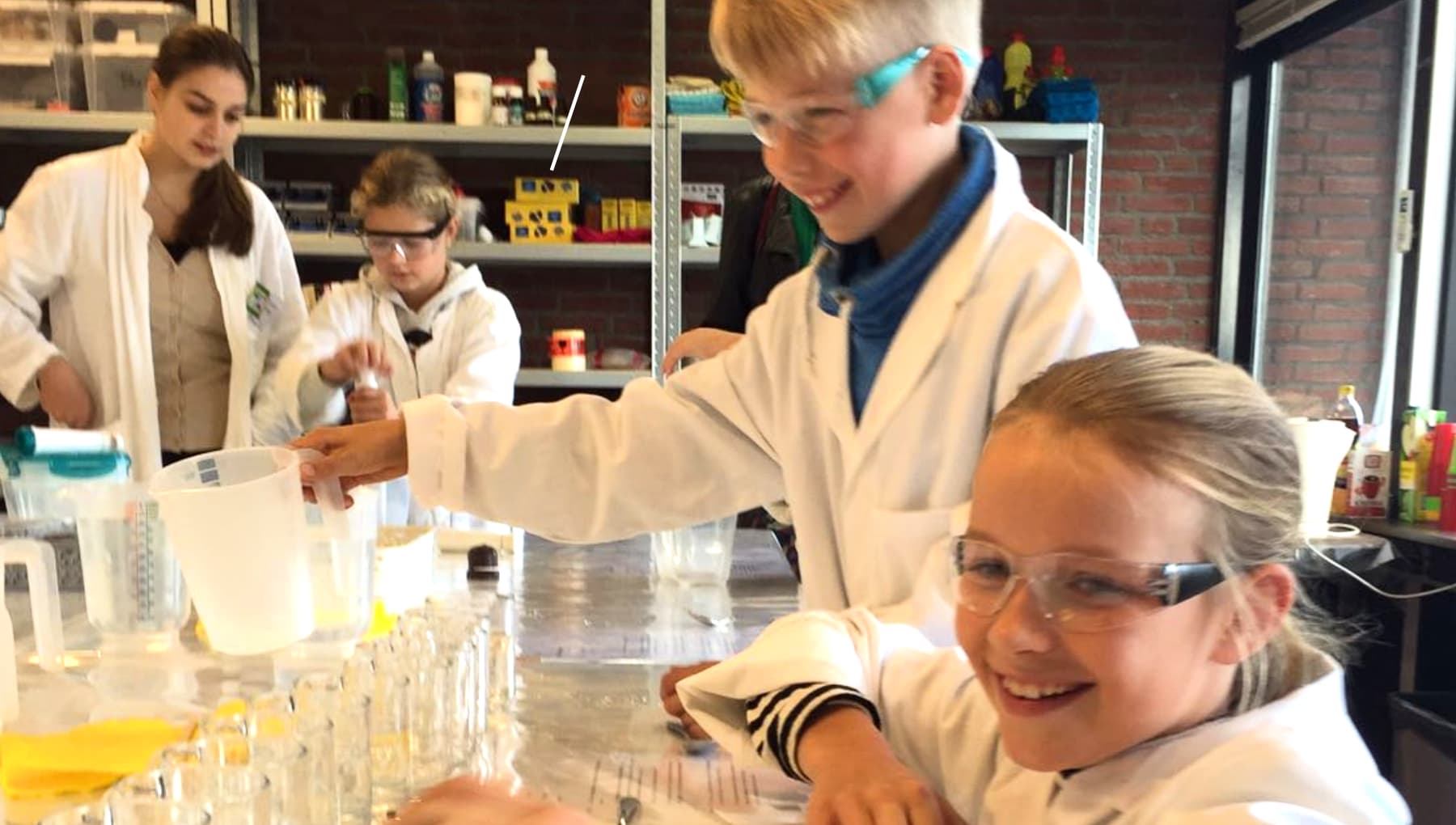 Kom op de thee en experimenteer er mee ! Science in het Hemlab