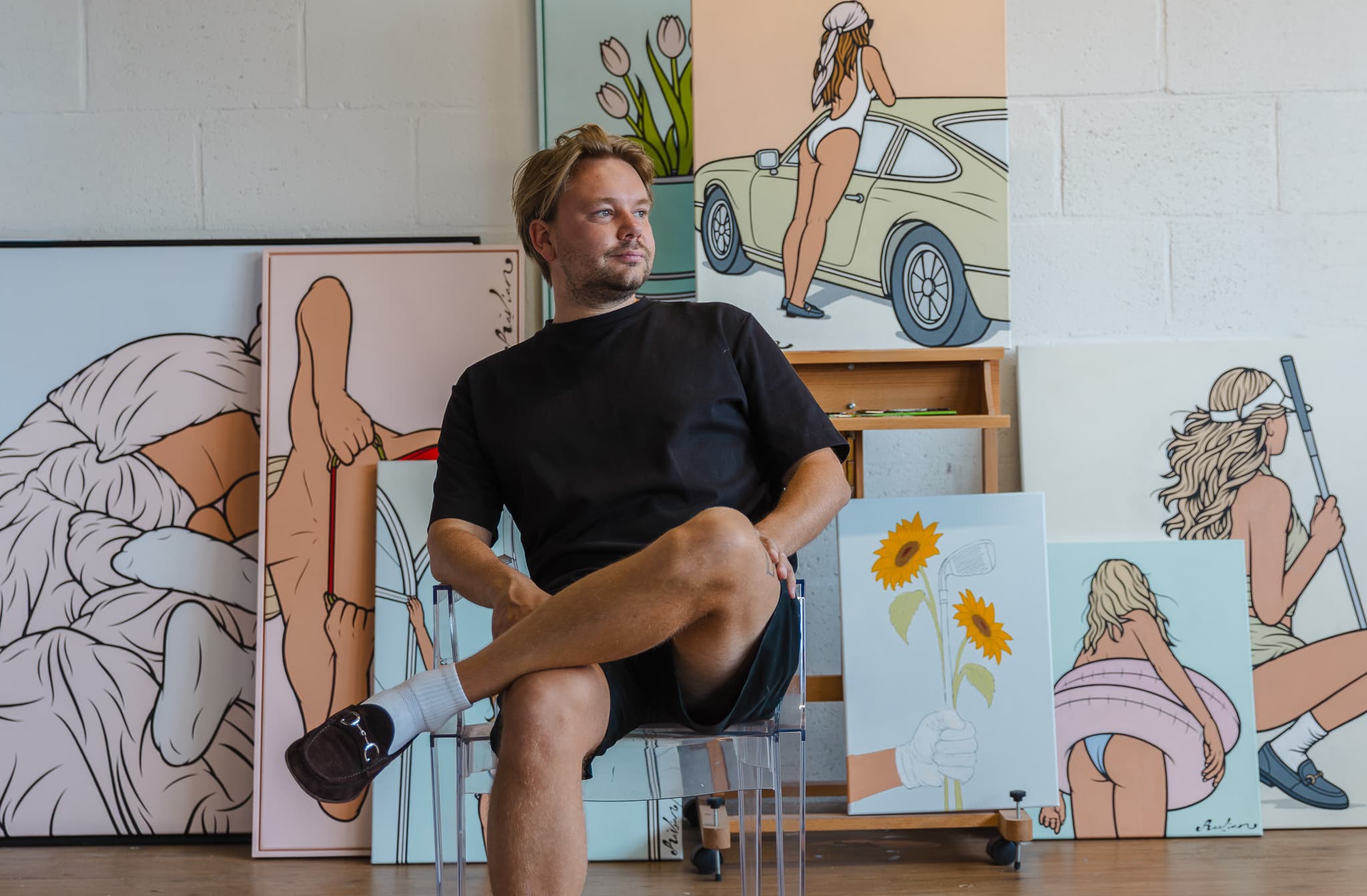 Kunstenaar Ravian Derrière in zijn atelier