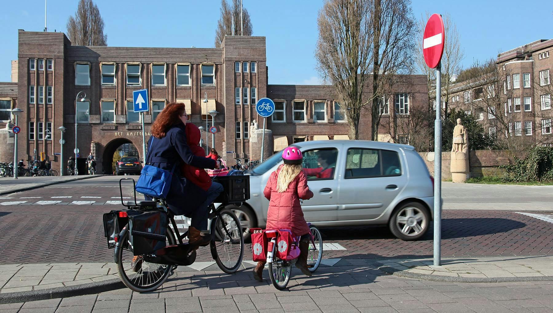 5 tips for driving in and around uniquely Dutch traffic scenarios