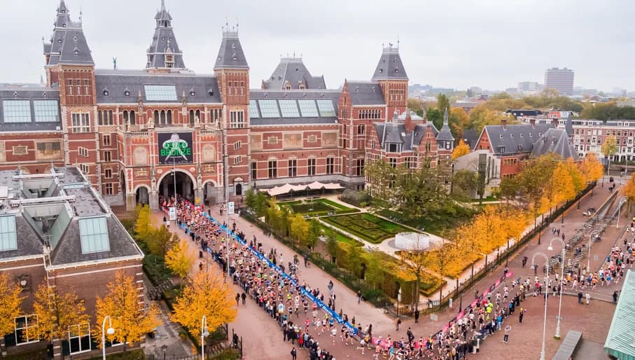 Runners passing through the Rijkspassage of Rijksmuseum during the TCS Amsterdam Marathon 2024.