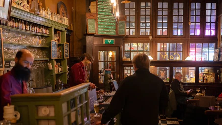 People in brown bar Bierproeflokaal In De Wildeman