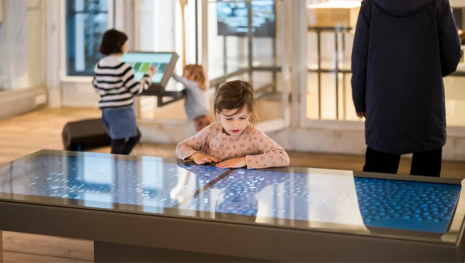 Kids visiting the exhibition at Artis Groote Museum