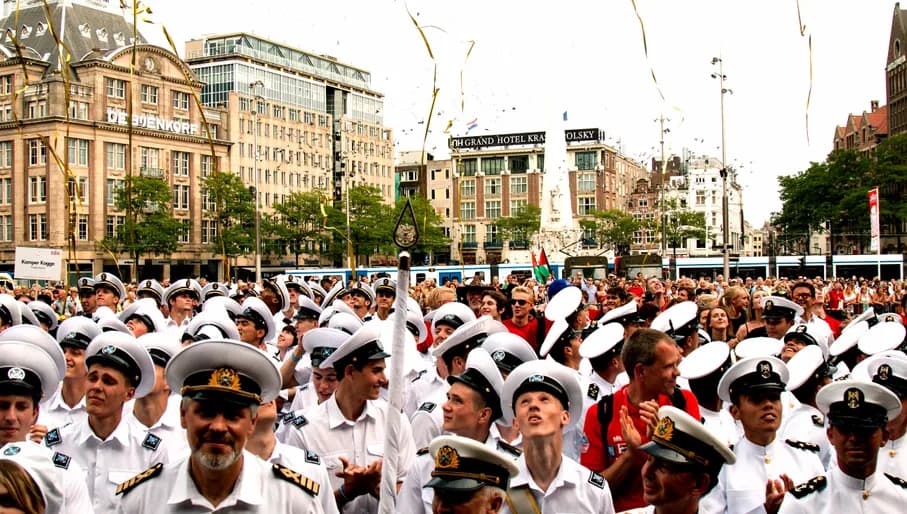 Matrozen tijdens de SAIL CREW-PARADE 2015