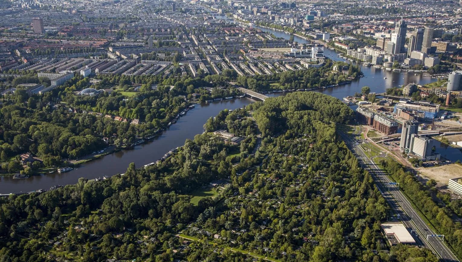 Aerial view on Amsterdam Oost: Natuur tuinpark Amstelglorie, Martin Luther Kingpark, De Omval and Amstel.