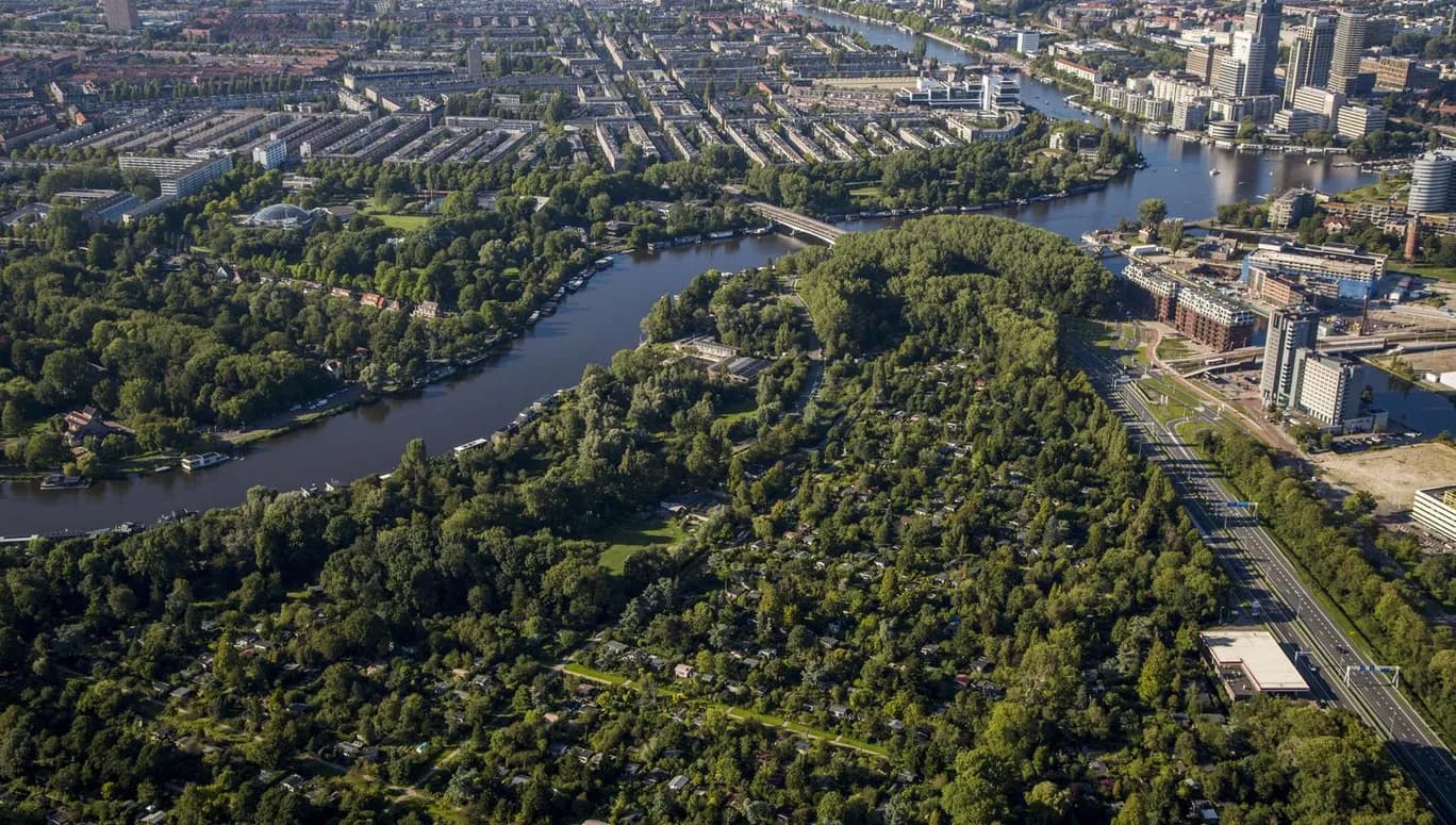 Aerial view on Amsterdam Oost: Natuur tuinpark Amstelglorie, Martin Luther Kingpark, De Omval and Amstel.