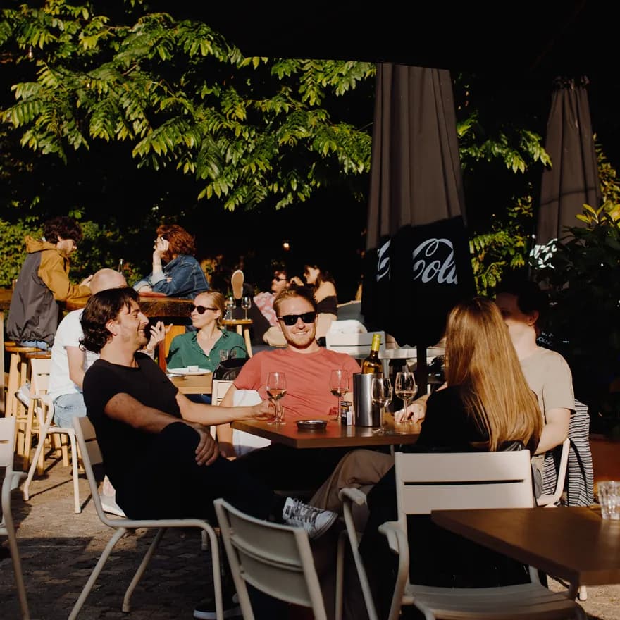 People having drinks in Vondeltuin.