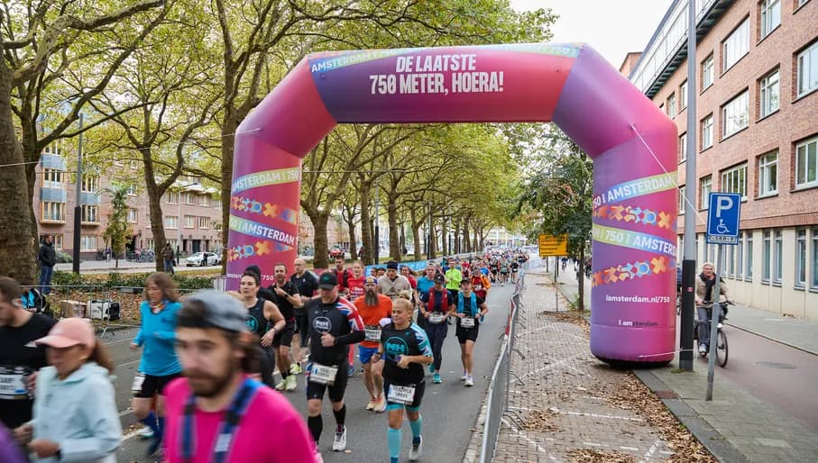 TCS Amsterdam marathon, 750 cheering arch.