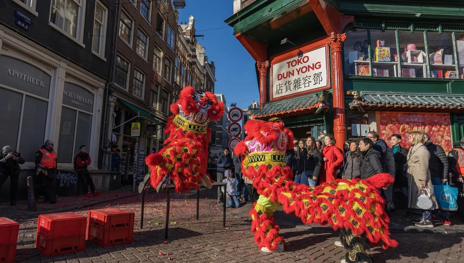 Lunar New Year festivities at the He Hua Tempel on Zeedijk.