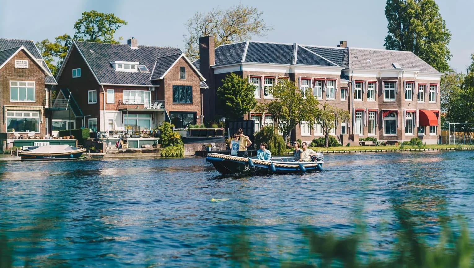 A family on a boat trip through Haarlemmermeer.