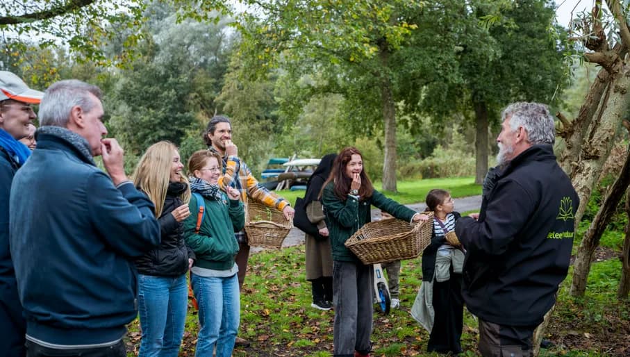 A guide talking to a group at De Natuurkamer