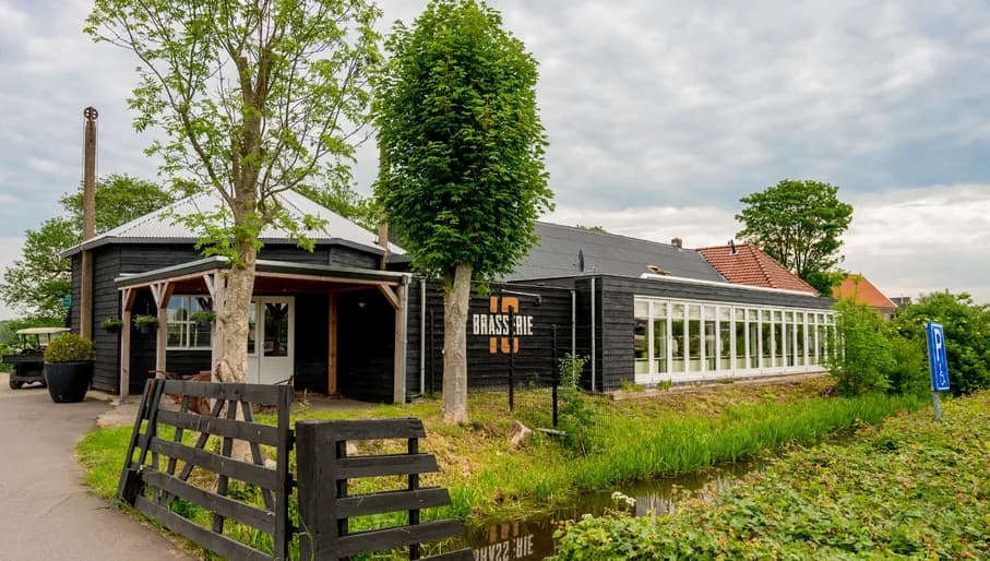 Brasserie10 exterior by day