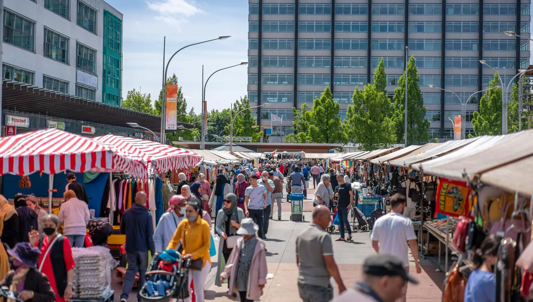 Shoppers at market Plein 40-45.