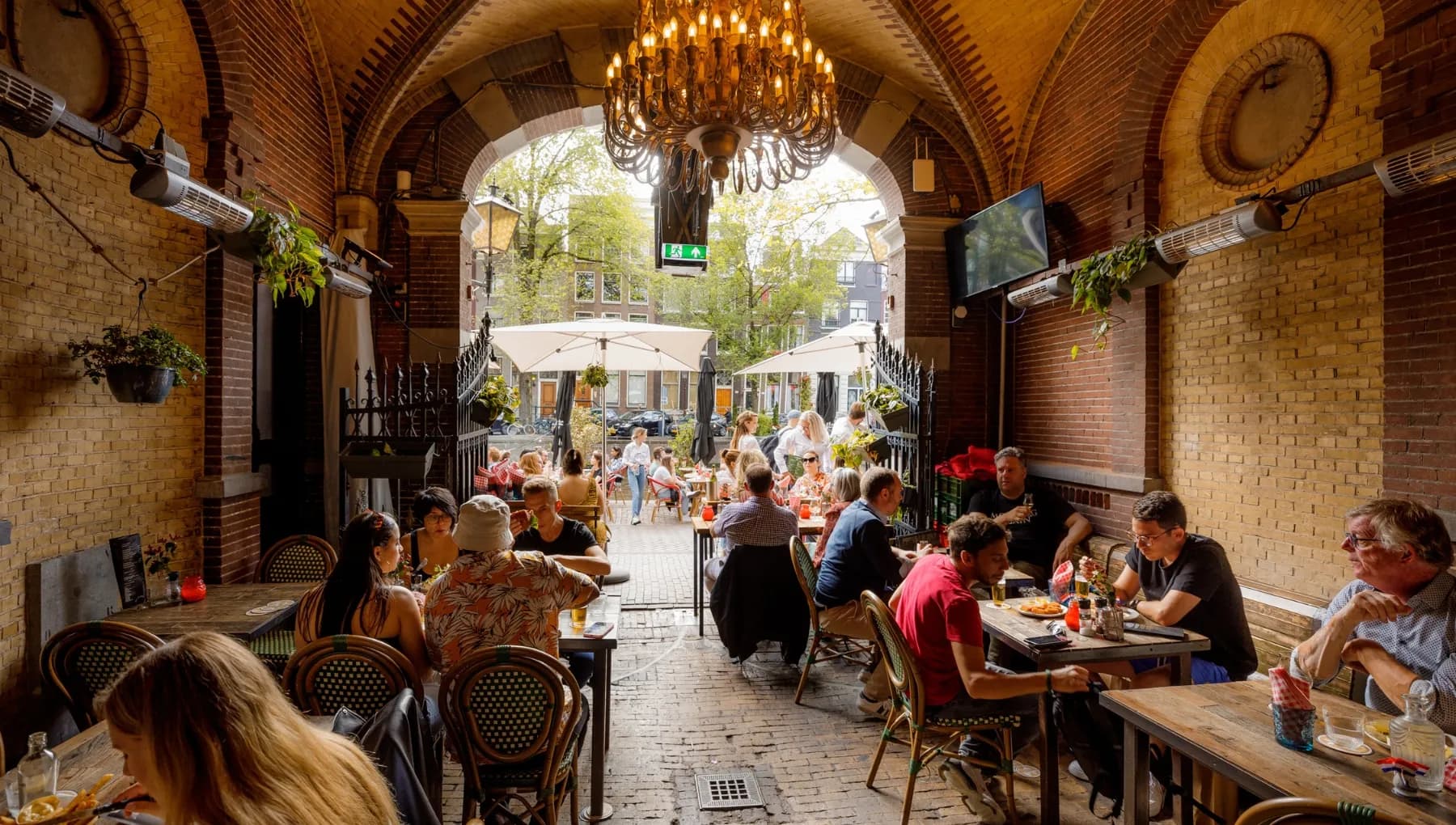 Proeflokaal van Wees café-restaurant indoor terrace