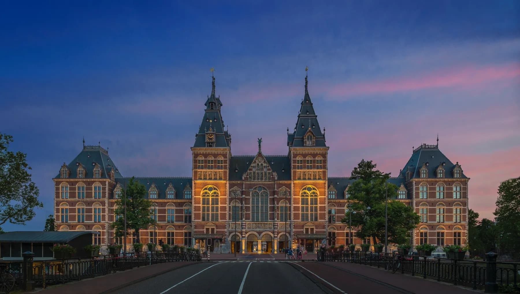 Rijksmuseum exterior at night