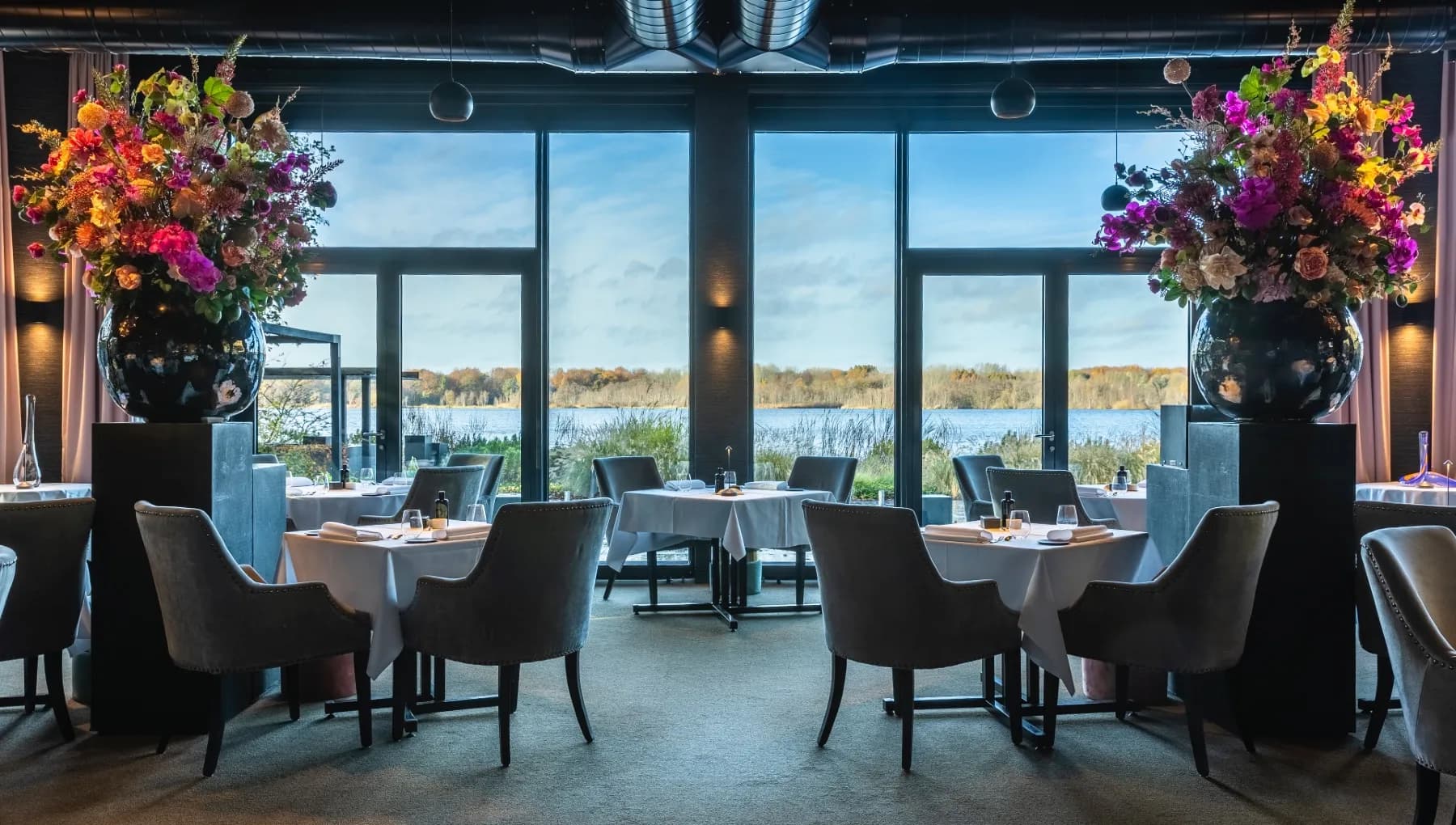 Aan de Poel restaurant interior