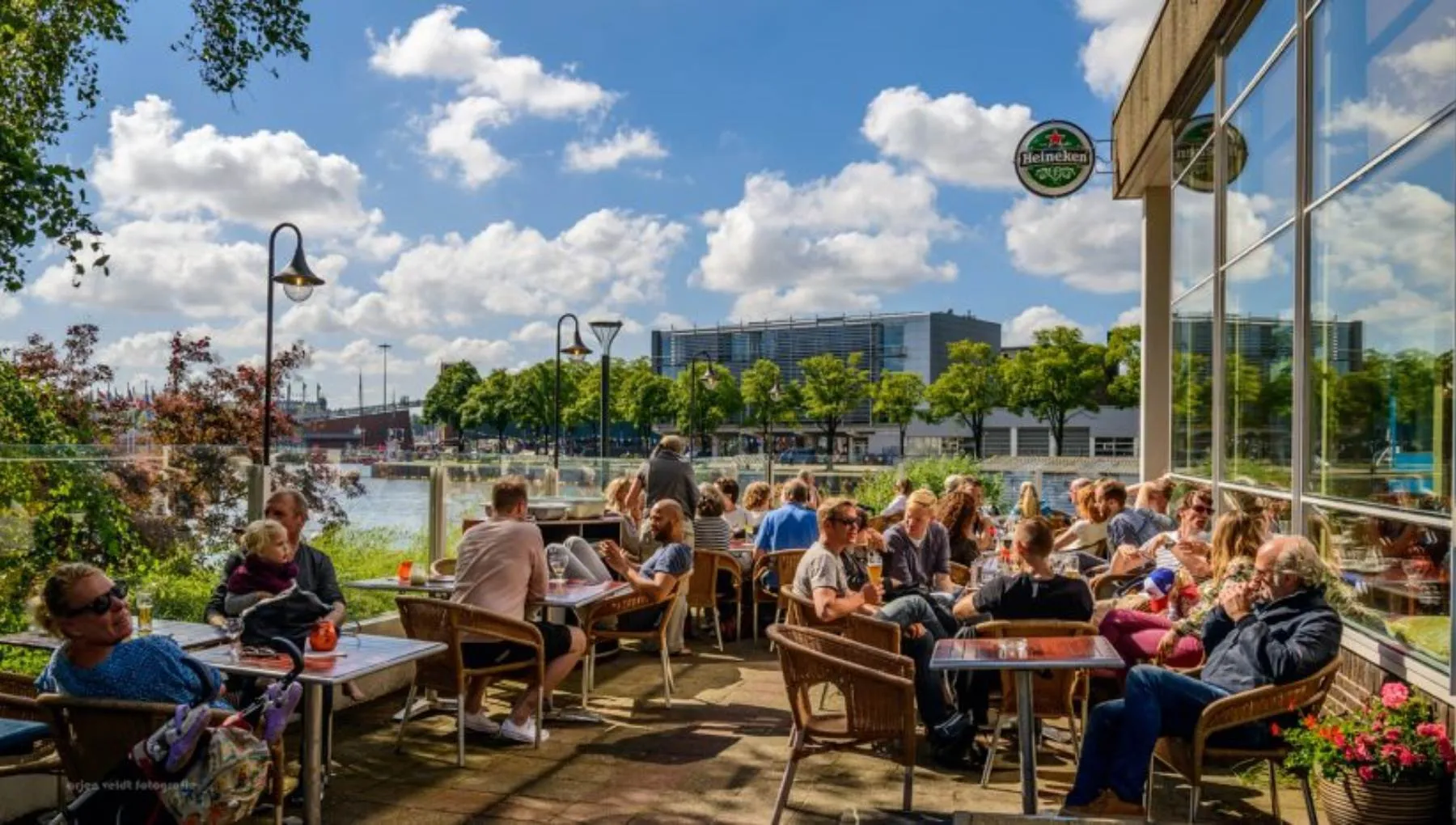 People sitting on the terrace of Pension Homeland at the Marineterrein