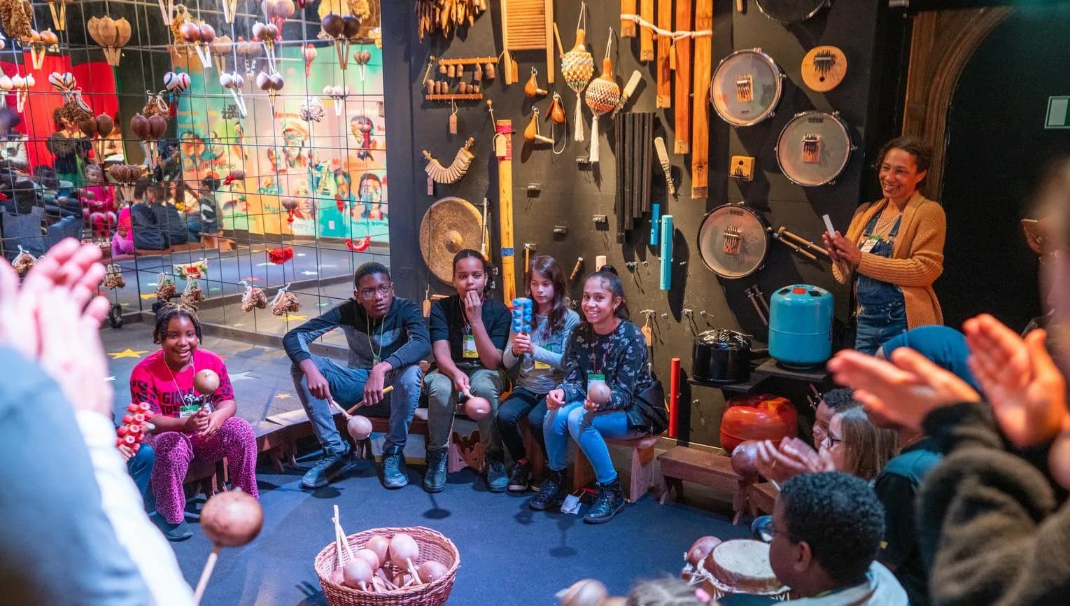 Group of children in a circle during the exhibition Sabi Suriname in the Tropenmuseum during 24H Oost 2019