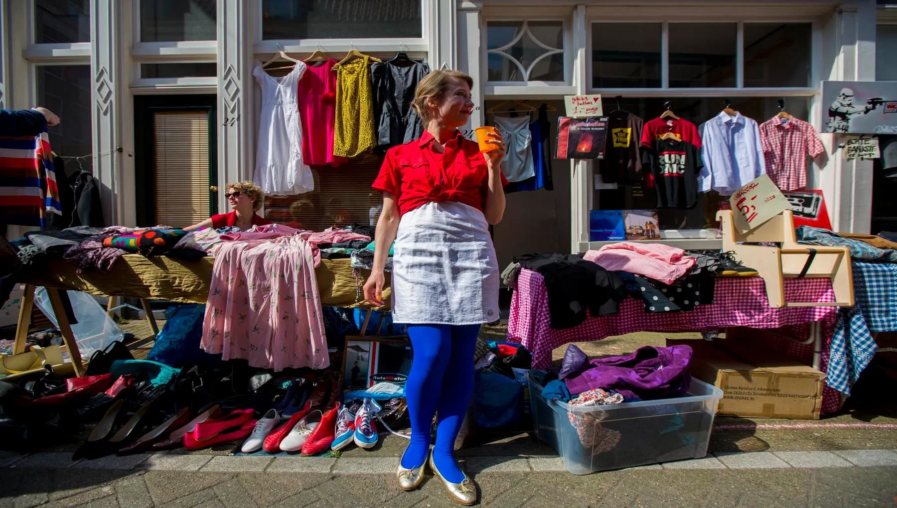 holiday in the Kingdom of the Netherlands. Celebrated on 27 April, the date marks the birth of King Willem-Alexander.
Celebrations: wearing orange costumes, flea markets, and traditional local gatherings.