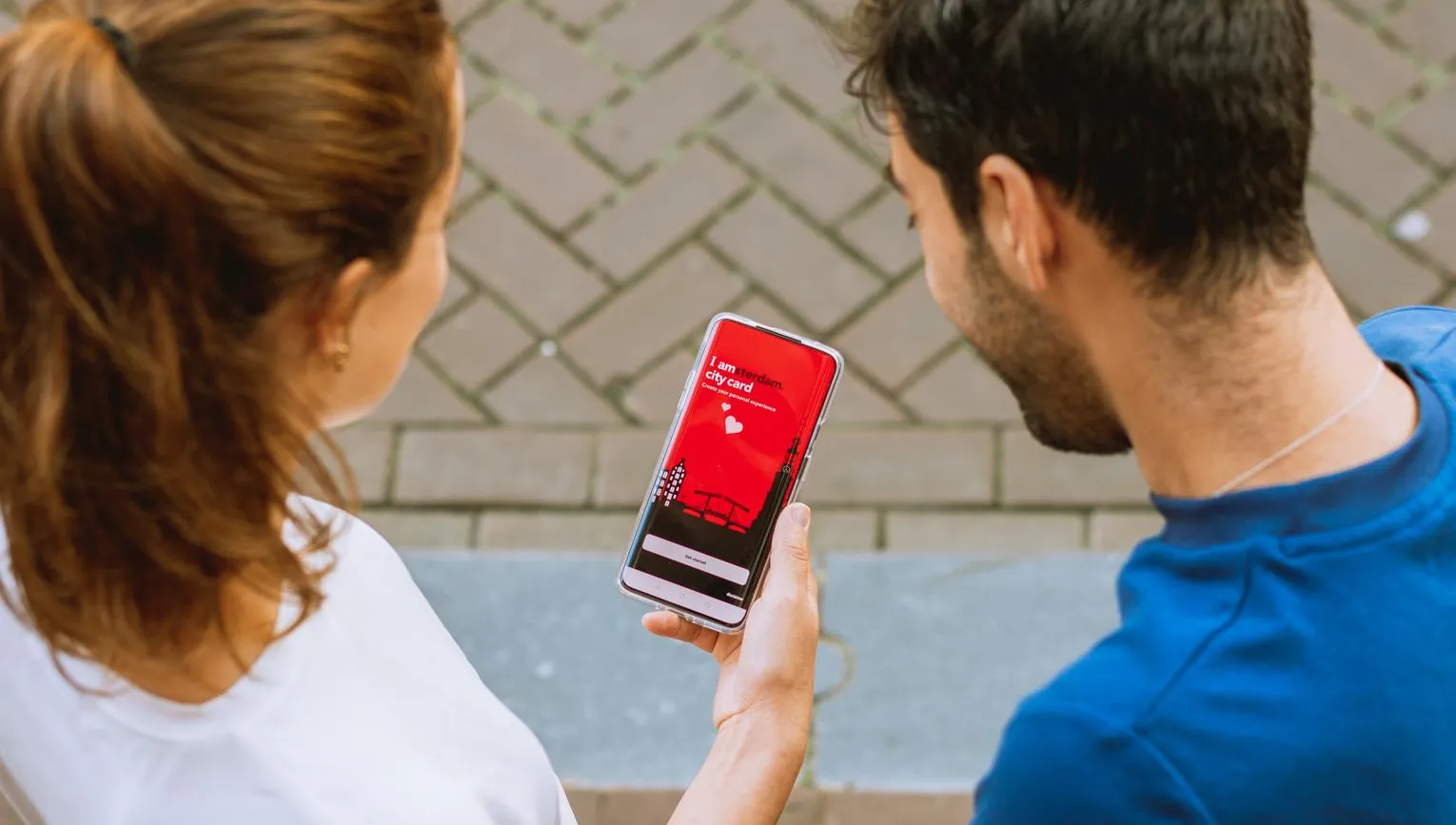 Couple using the I Amsterdam App