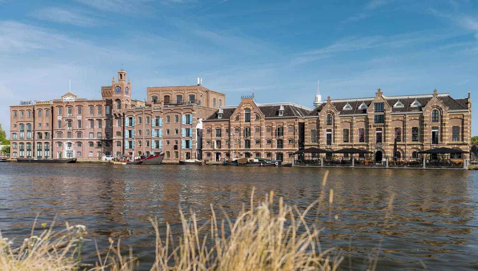 Pakhuis Koningsbergen in Wormer is a national monument that has served as the barley peeling plant of the Gebroeders Laan since 1897.