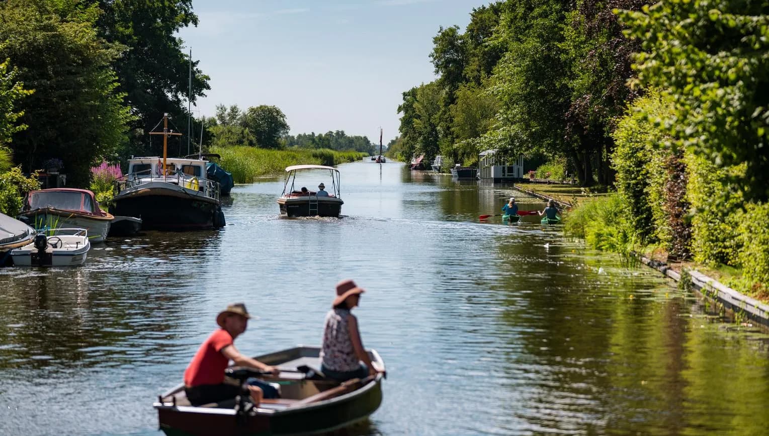 A couple on a boat in the water of the Groene Hart