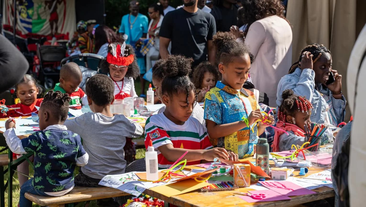 Kids crafting during Keti Koti Festival 2022 in the Oosterpark.