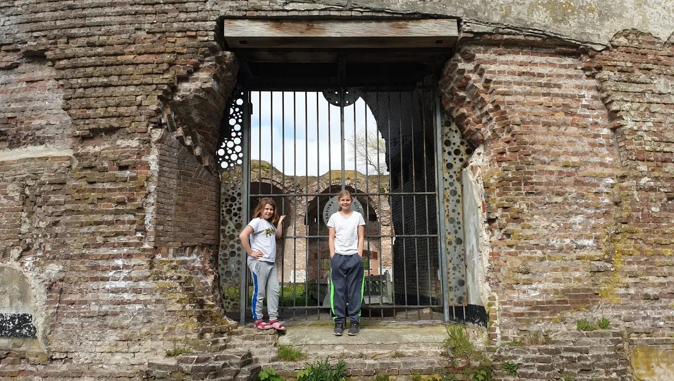 Children standing at the gate of the Fort Uitermeer