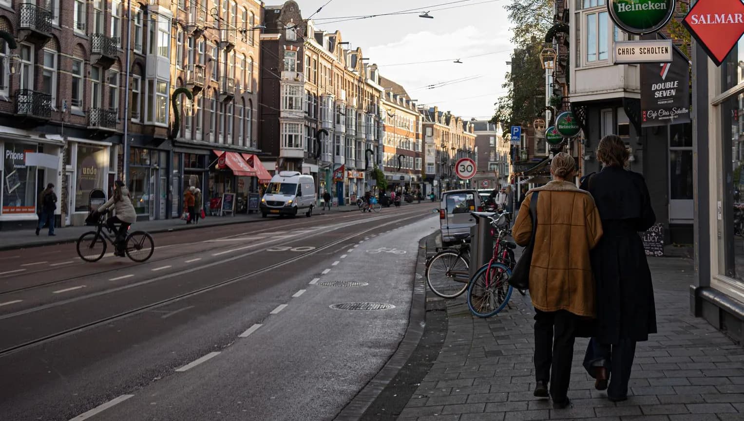 Female couple walking arm in arm along Van Woustraat in De Pijp