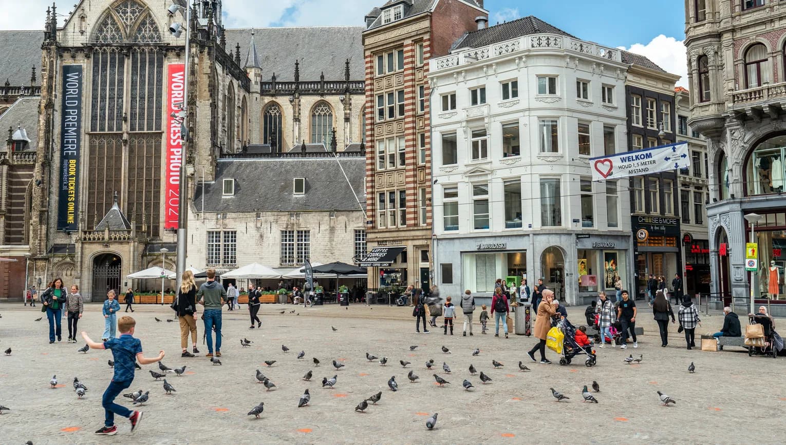 People in front of De Nieuwe Kerk at Dam Square