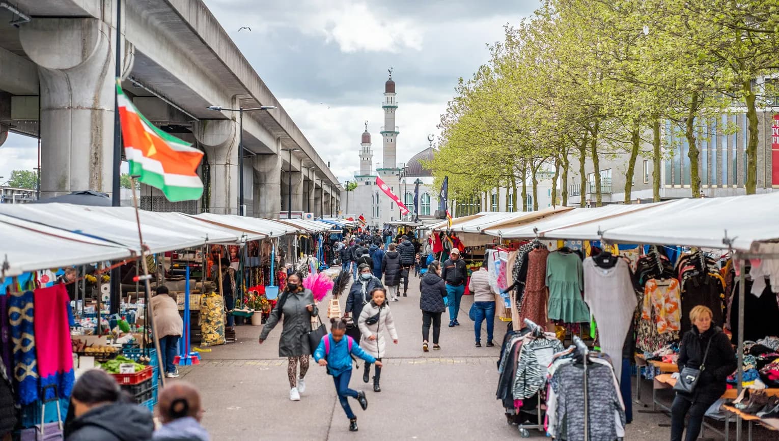 People shopping at the Kraaiennest market with the mosque in the background
