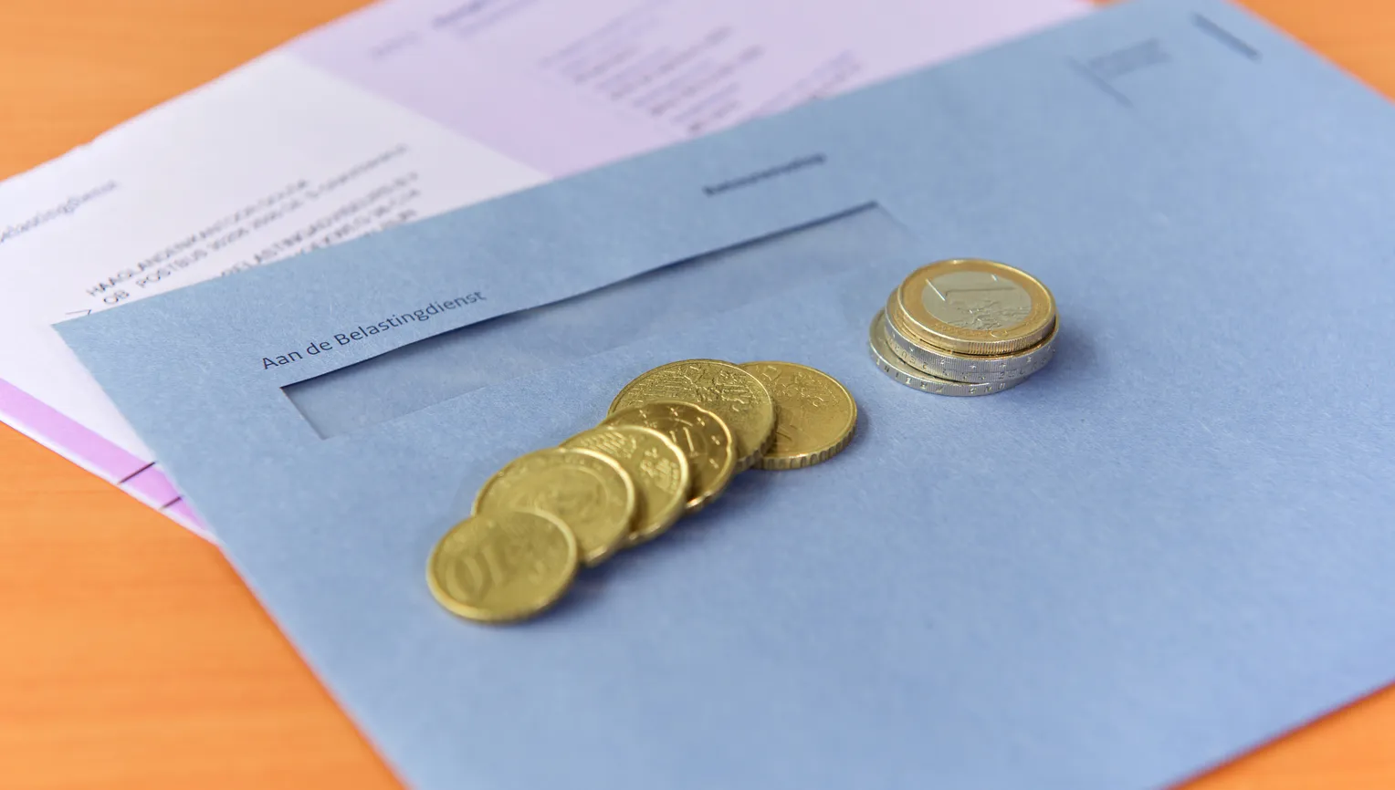 Belestingdienst envelope and euro coins