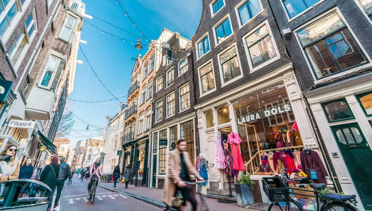 A busy street at the Negen Straatjes