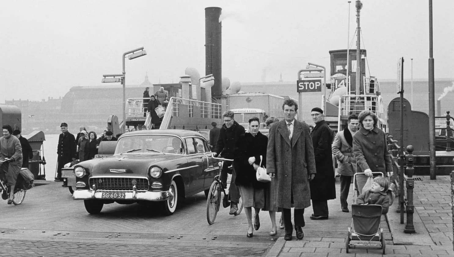 Commuters stepping of Buiksloterweg ferry in Noord archive photo
