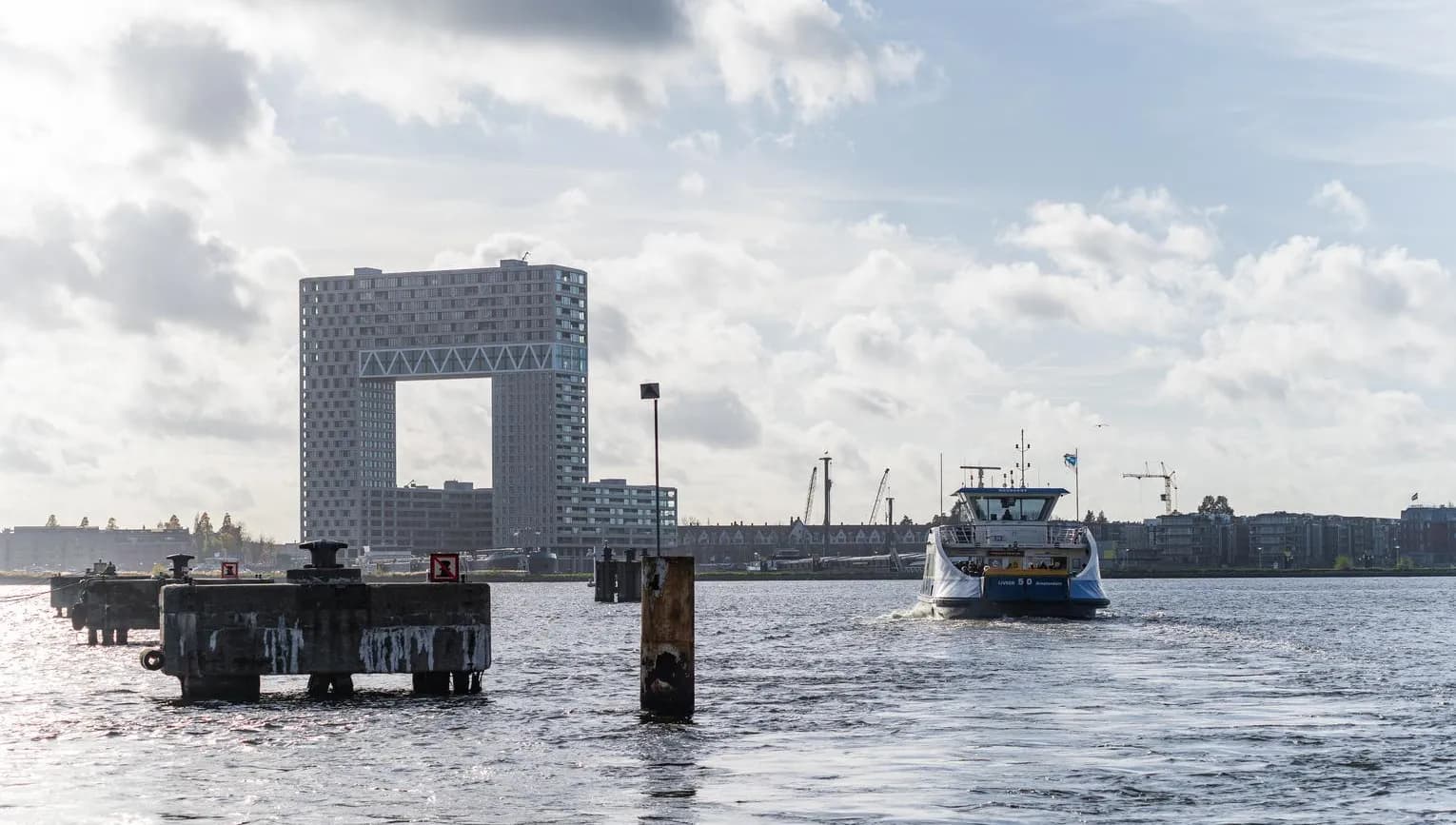 A ferry on it's way towards the Pontsteiger.