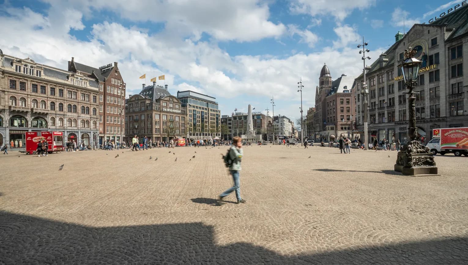 Overview of Dam Square with a view of the National Monument