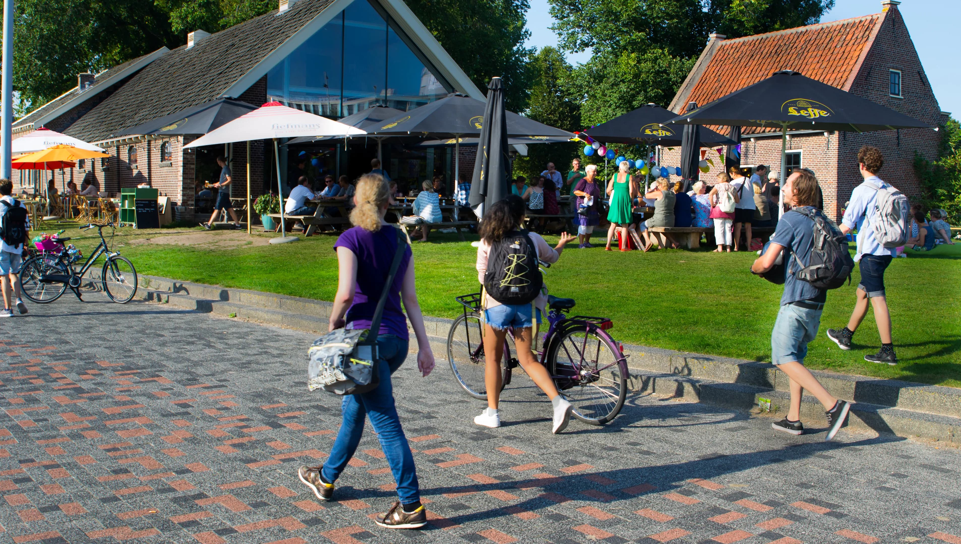 People outside cafe Polder