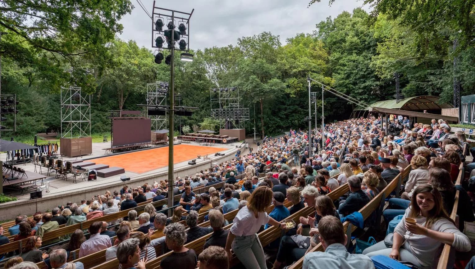 The audience is ready for the show in the Amsterdamse Bostheater.