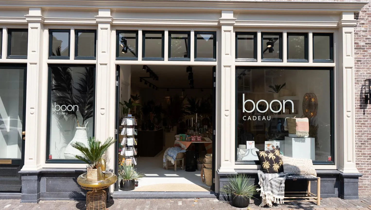 The entrance of Boon Cadeau in Weesp